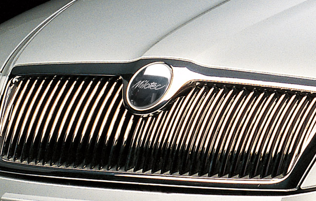 46454 Накладка передньої емблеми з написом "Milotec"