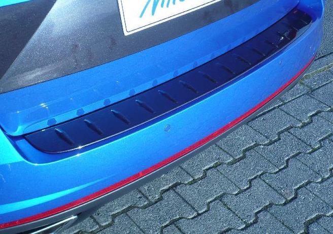 365804 Накладка заднього бампера